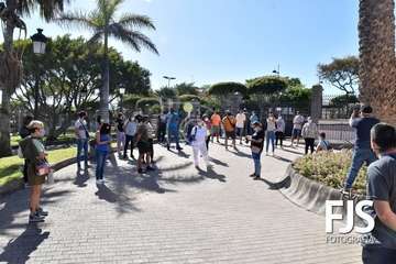 Protesta de los trabajadores del Paco Artiles y encuentro al aire libre con el alcalde en Arnao/TA.